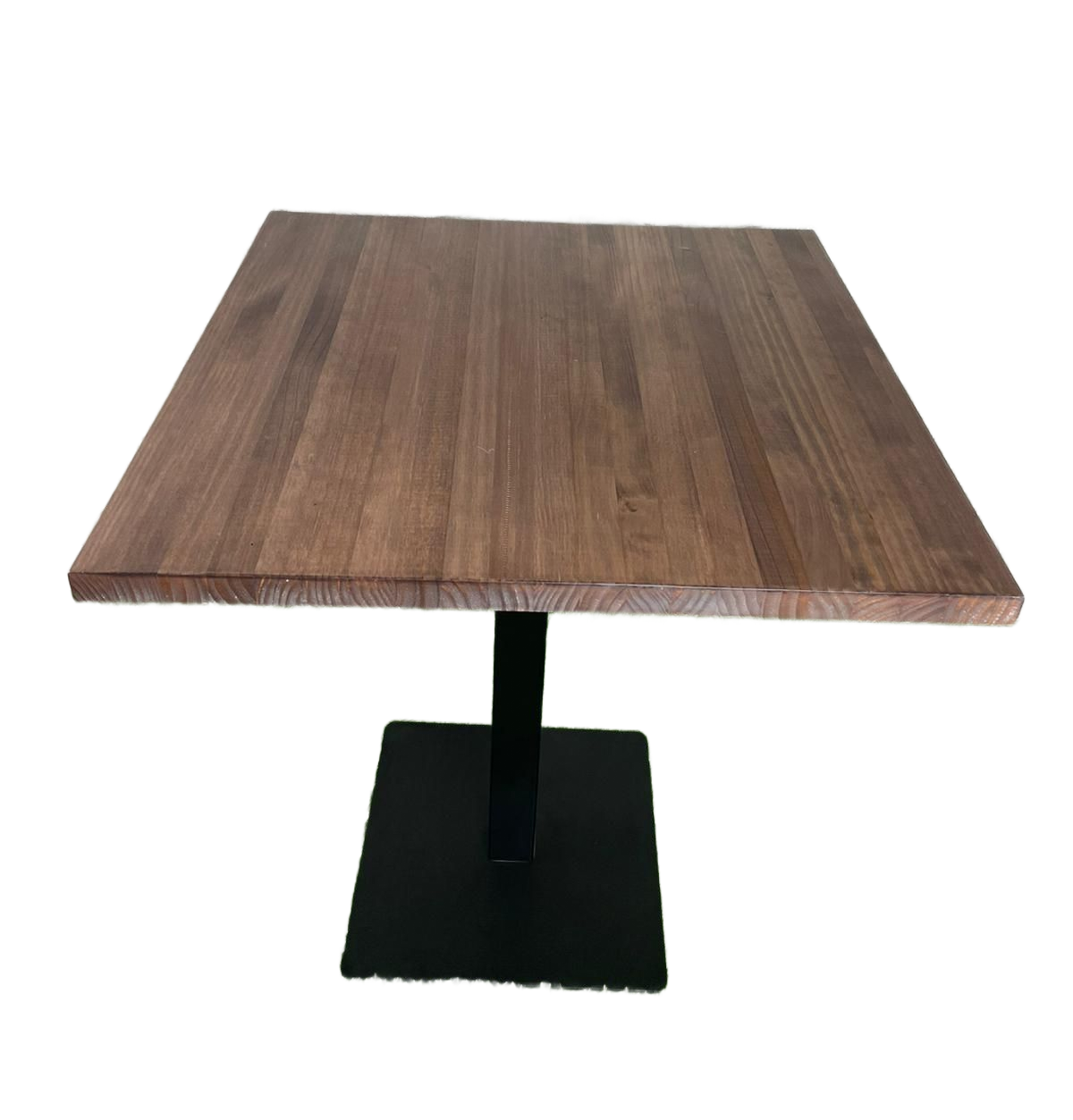 Una mesa de madera con una base negra está colocada encima de una alfombra verde.