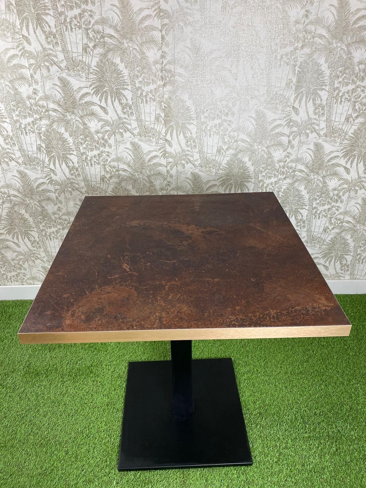 Una pequeña mesa está situada encima de un exuberante campo verde.