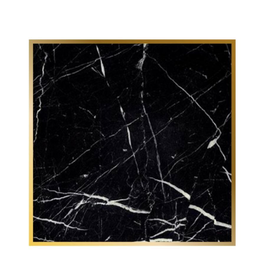 Una mesa negra y dorada con un tablero de mármol negro.
