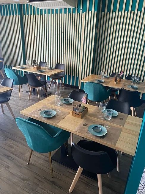 Un restaurante con mesas y sillas y platos en ellas.