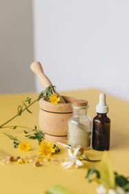 Farmacista che mostra la confezione di un farmaco a un cliente al banco della farmacia