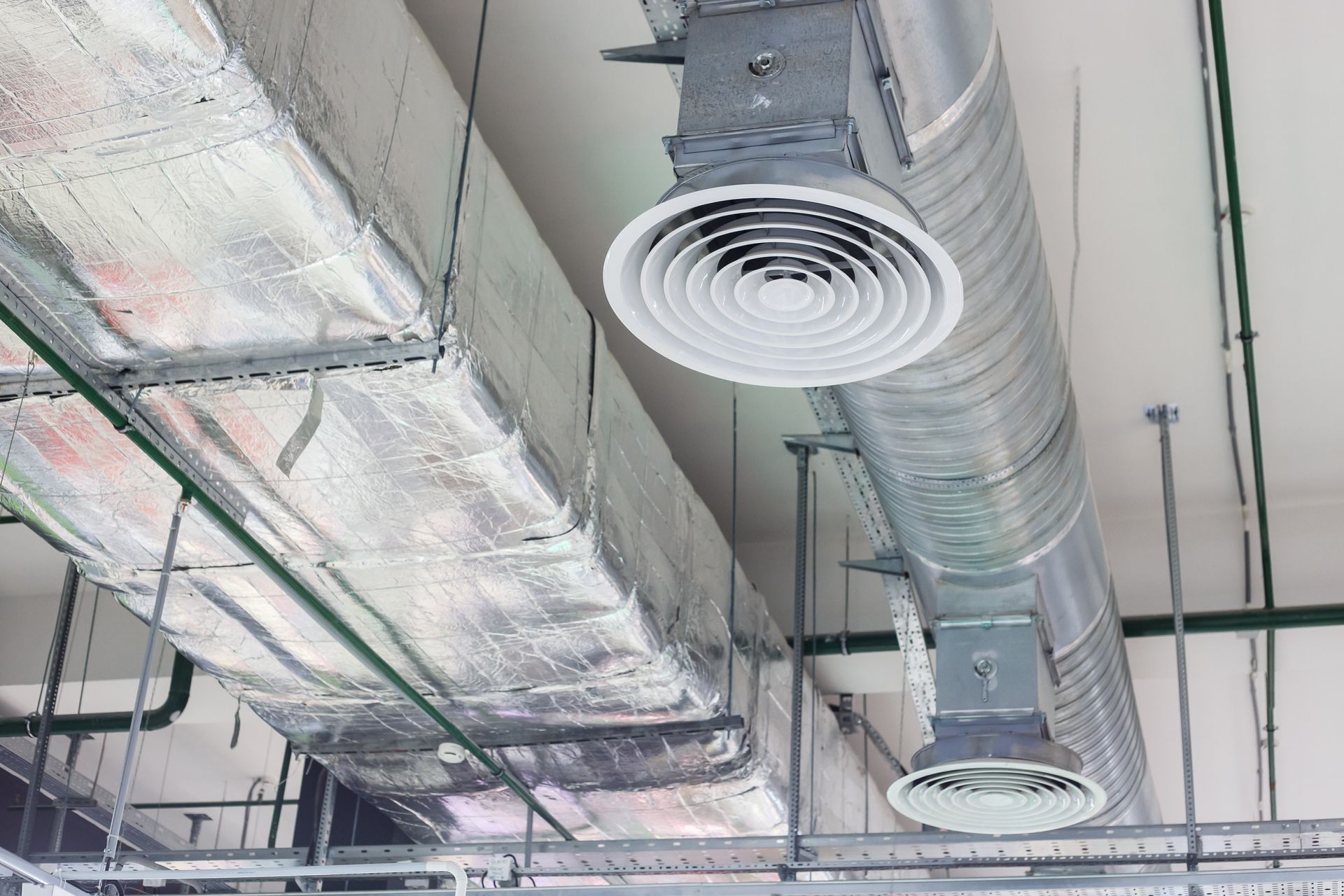 Un système d'air conditionné installé dans un magasin et des bureaux