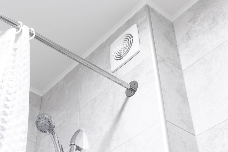 Une grille de ventilation pour aérer la salle de bains