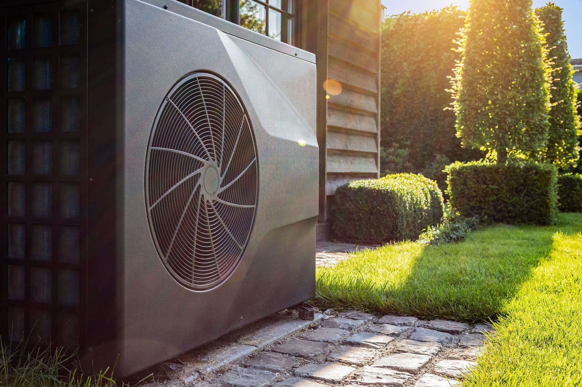 Une pompe à chaleur à l'extérieur pour chauffer et refroidir votre maison