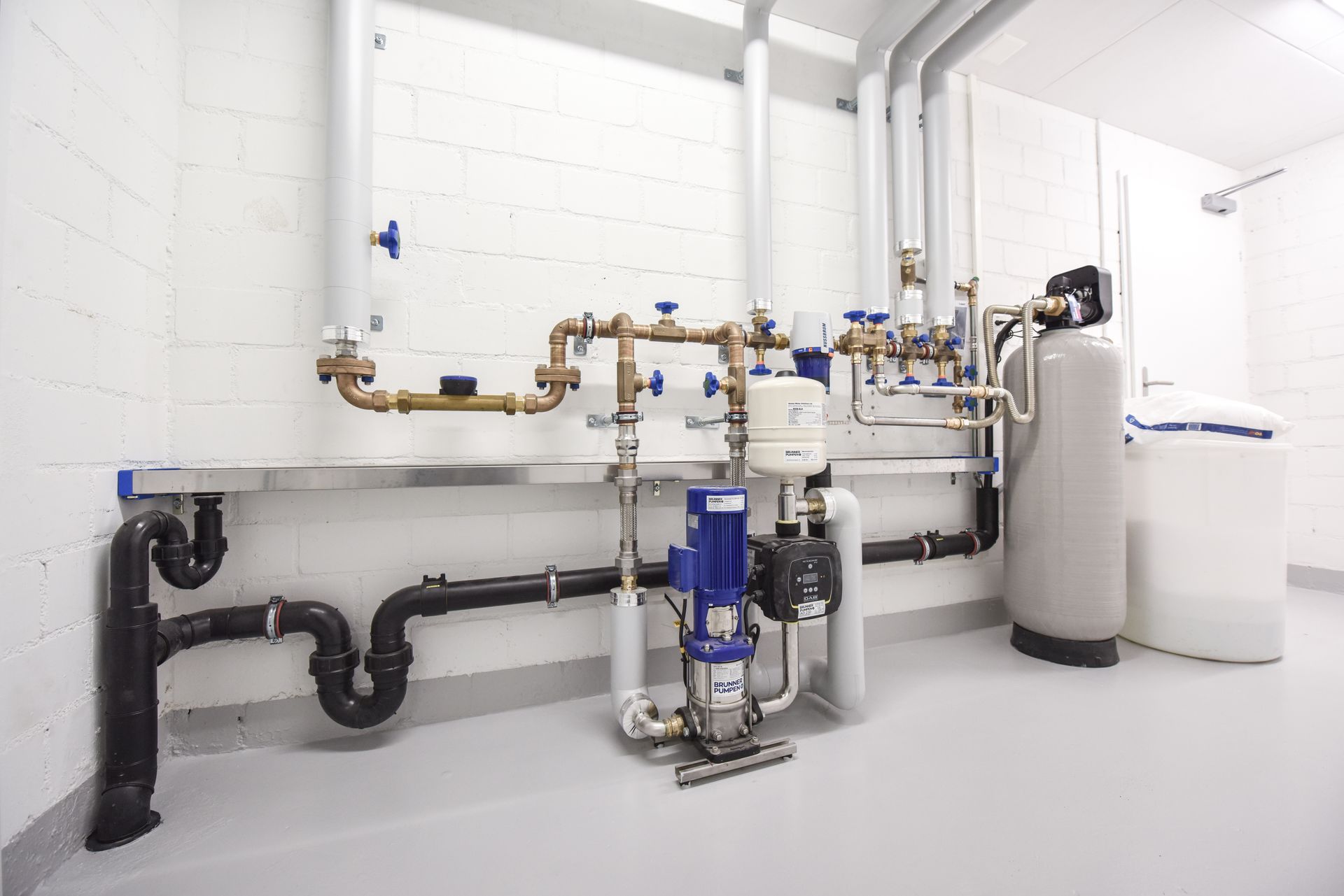 Un adoucisseur d'eau installé dans la chaufferie