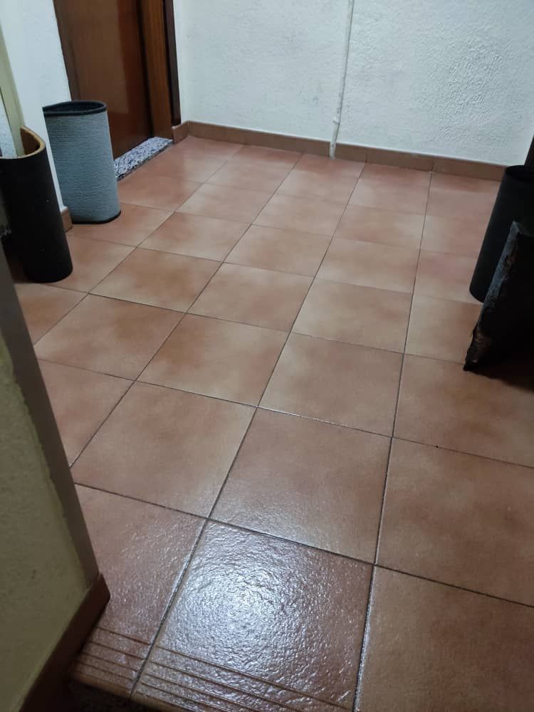 Trabajadores de restaurantes limpiando mesas, usando mascarillas y protectores faciales.