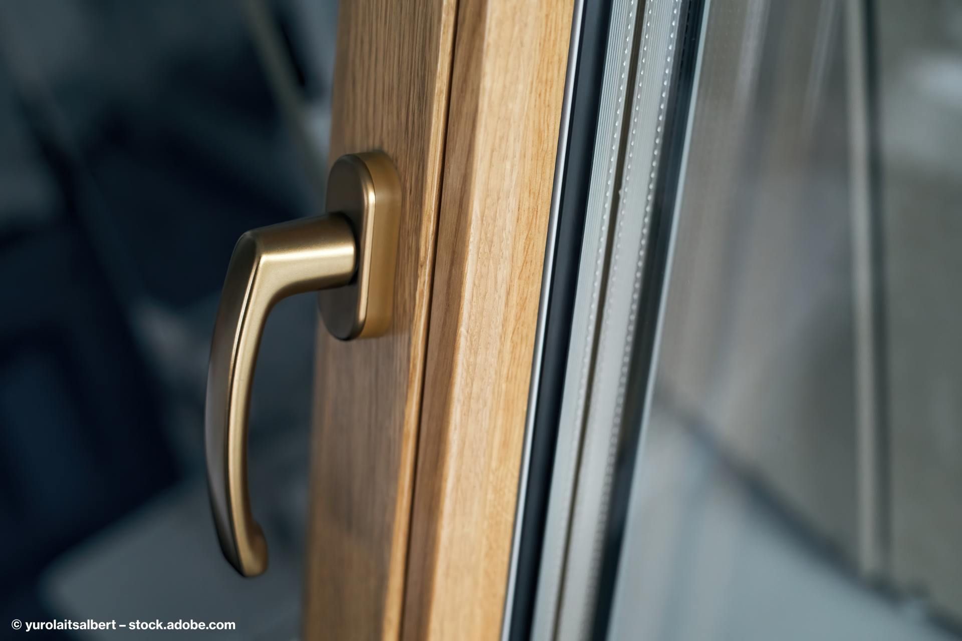 Griff einer Balkontür mit Holzrahmen