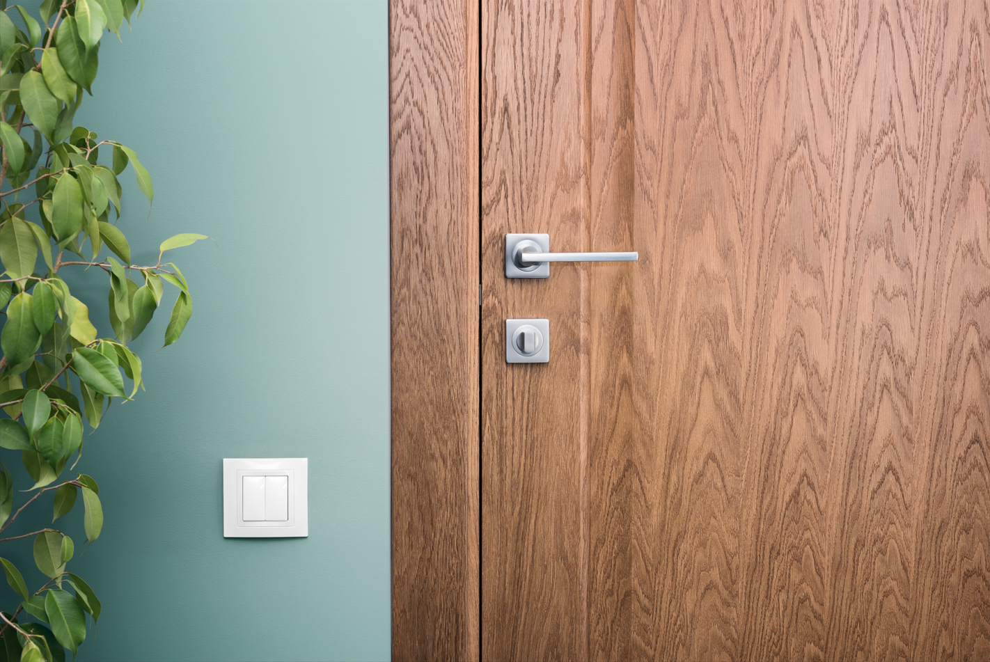 Une porte en bois avec une poignée argentée se trouve contre un mur bleu à côté d'une plante.