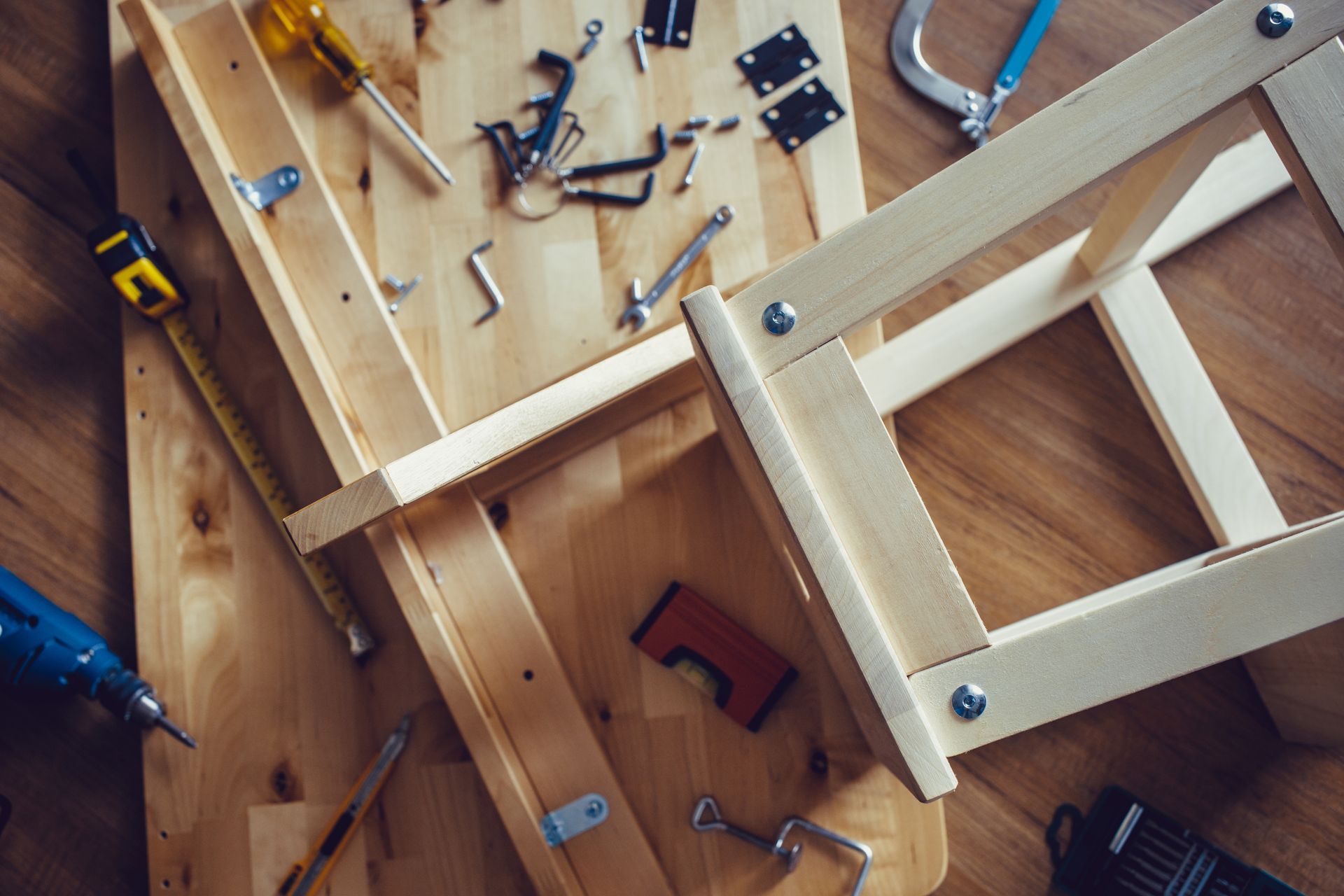 Montage d'un meuble en bois.