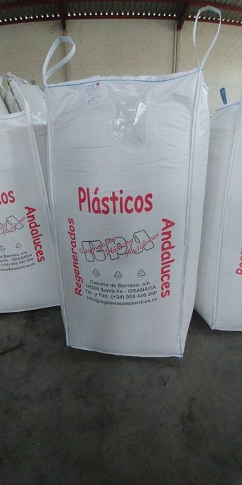 Una bolsa blanca con una etiqueta roja que dice plasticos.
