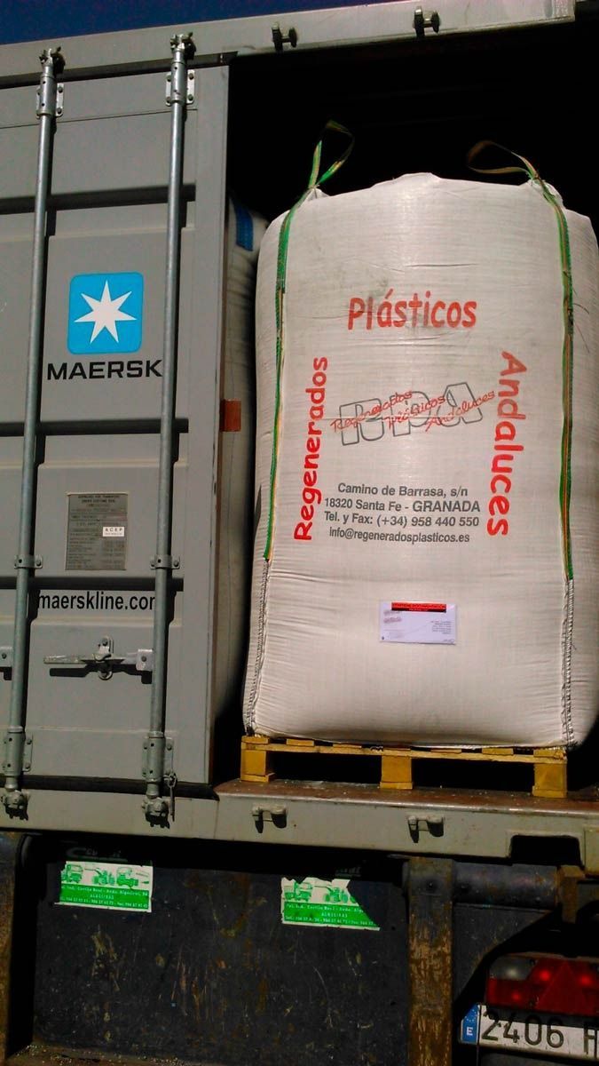 Una bolsa grande de plástico está en la parte trasera de un camión