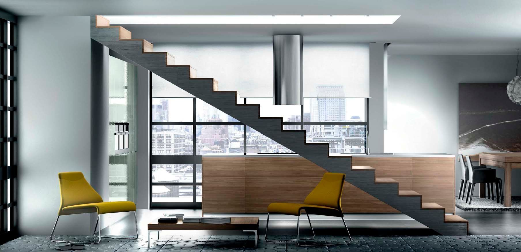 Una sala de estar con una escalera y dos sillas amarillas.