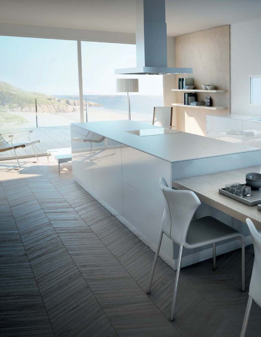 Una cocina con una gran isla y una mesa y sillas.