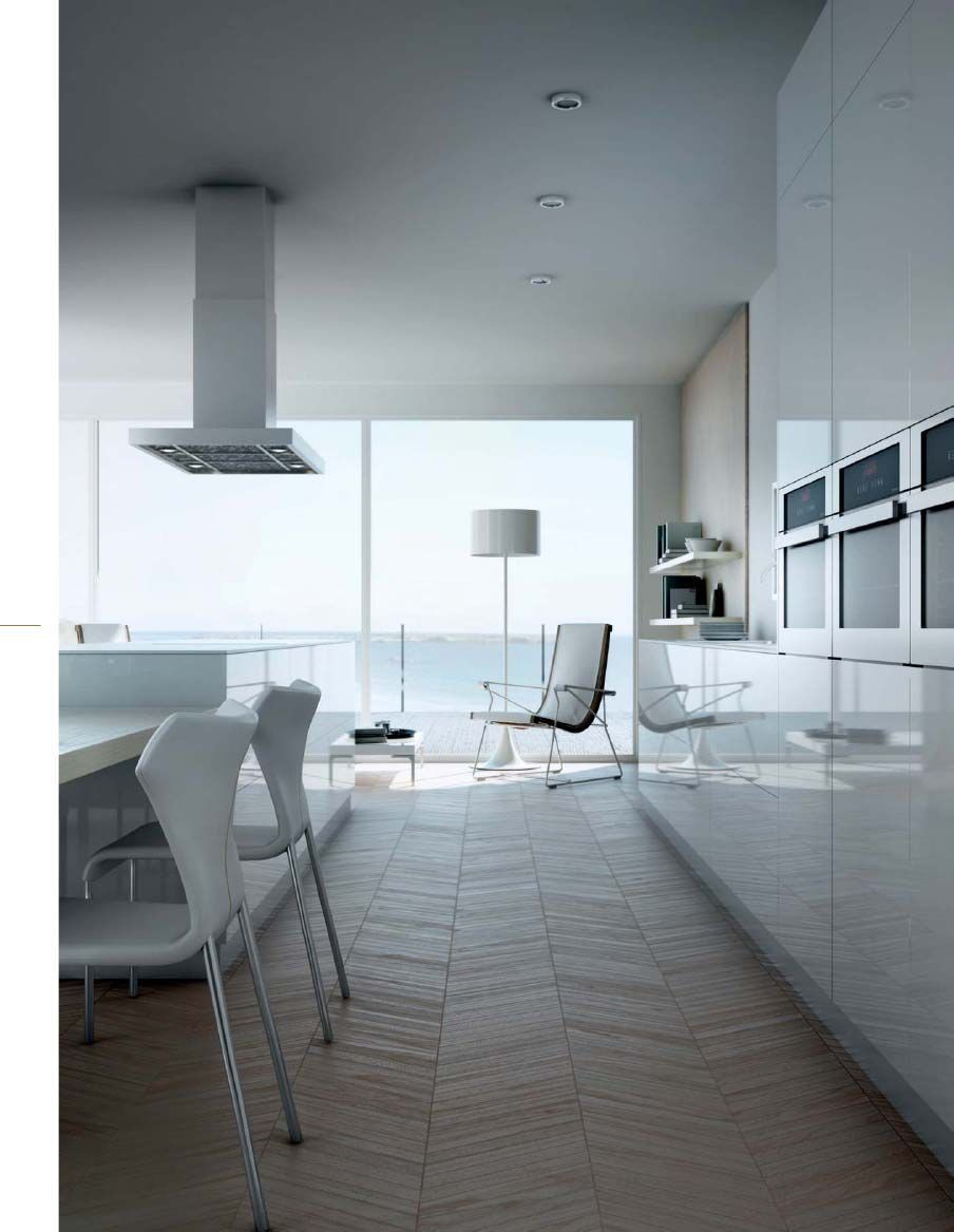 Una cocina con mesa y sillas y vista al mar.