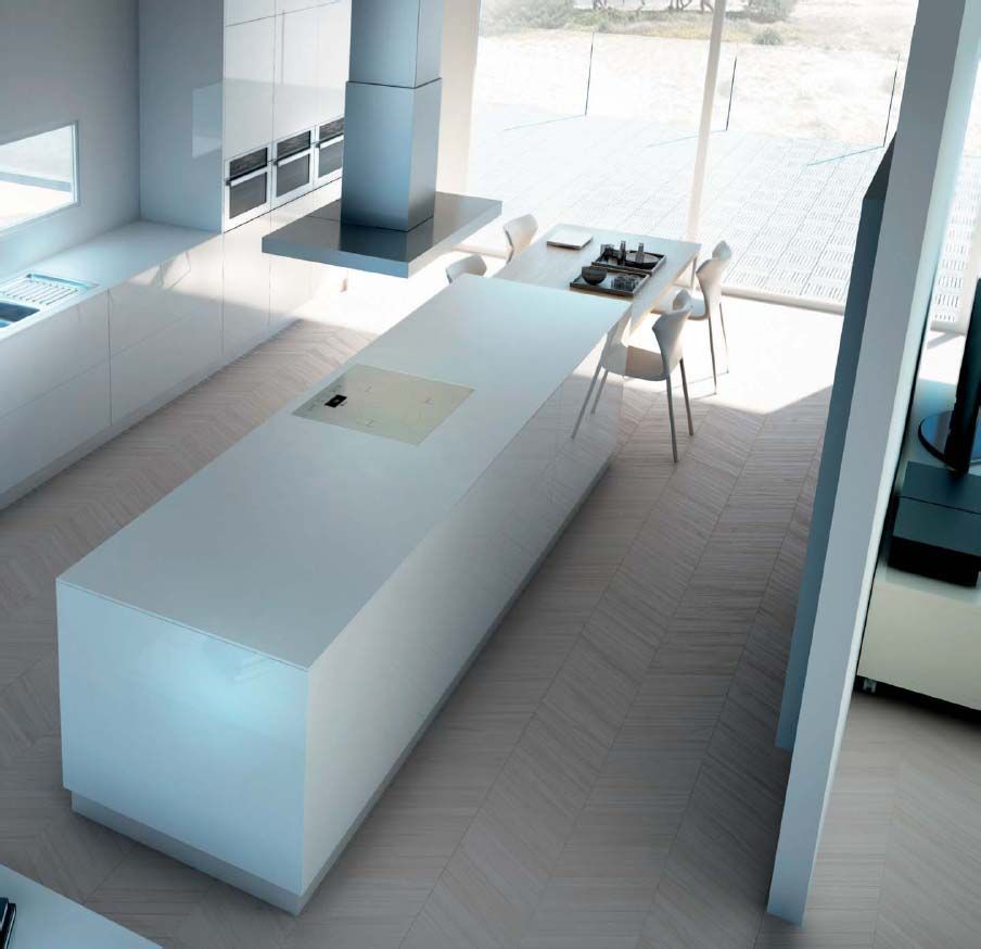 Una cocina con una gran isla en el medio.