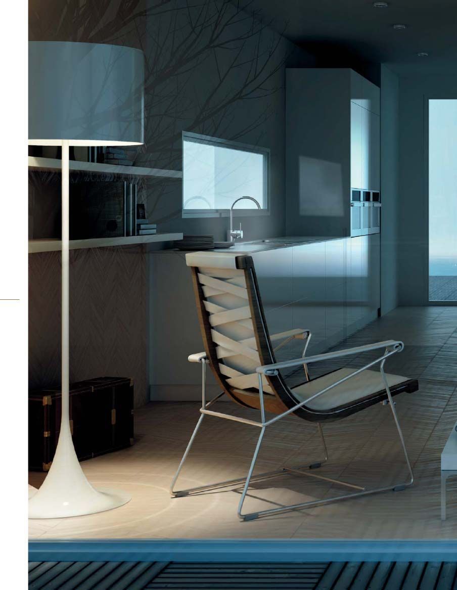 Una silla está en una habitación al lado de una lámpara.