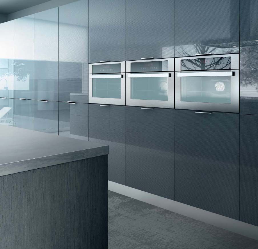 Una cocina con gabinetes azules y electrodomésticos de acero inoxidable.