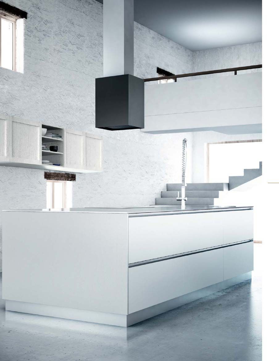 Una cocina con gabinetes blancos y una isla grande.