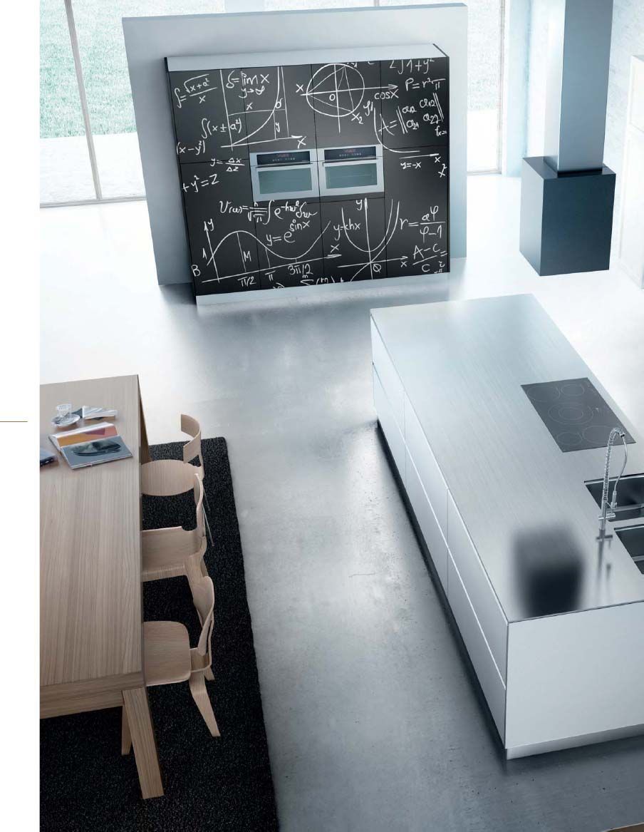 Una vista aérea de una cocina con una mesa y sillas.