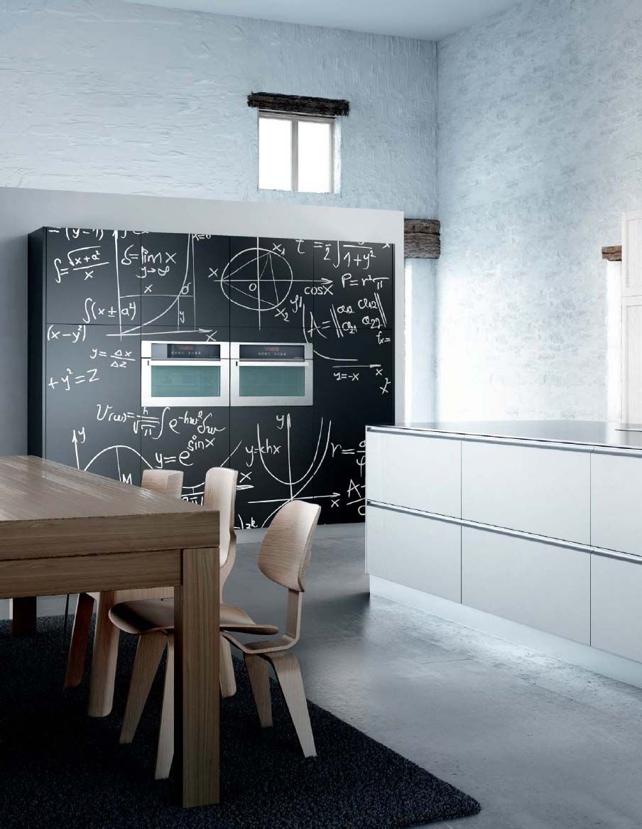 Un comedor con una mesa y sillas y una pared de pizarra.