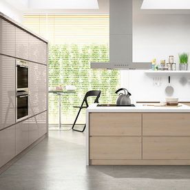 Una cocina con una gran isla y un horno de leña.