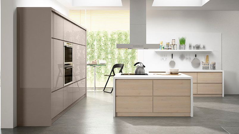 Una cocina con una gran isla en el medio y un horno de leña.