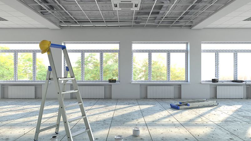 Una habitación vacía con una escalera y un casco dentro.