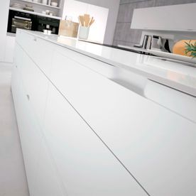 Una cocina con gabinetes blancos y un horno de estufa.