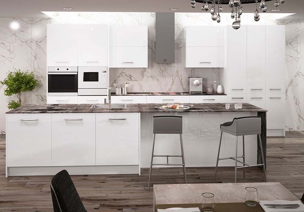 Una cocina con gabinetes blancos y encimeras negras.