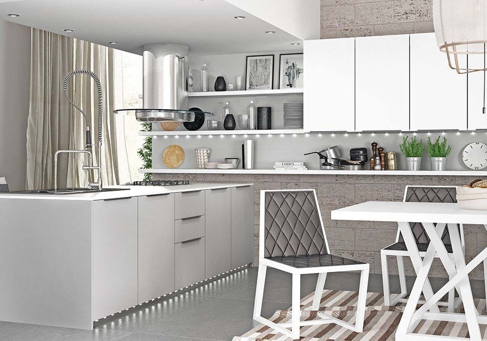 Una cocina con gabinetes blancos, una mesa y sillas.