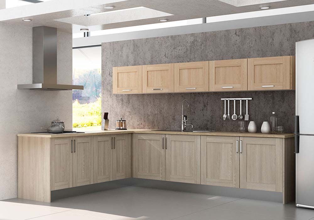 Una cocina con gabinetes de madera y un refrigerador de acero inoxidable.