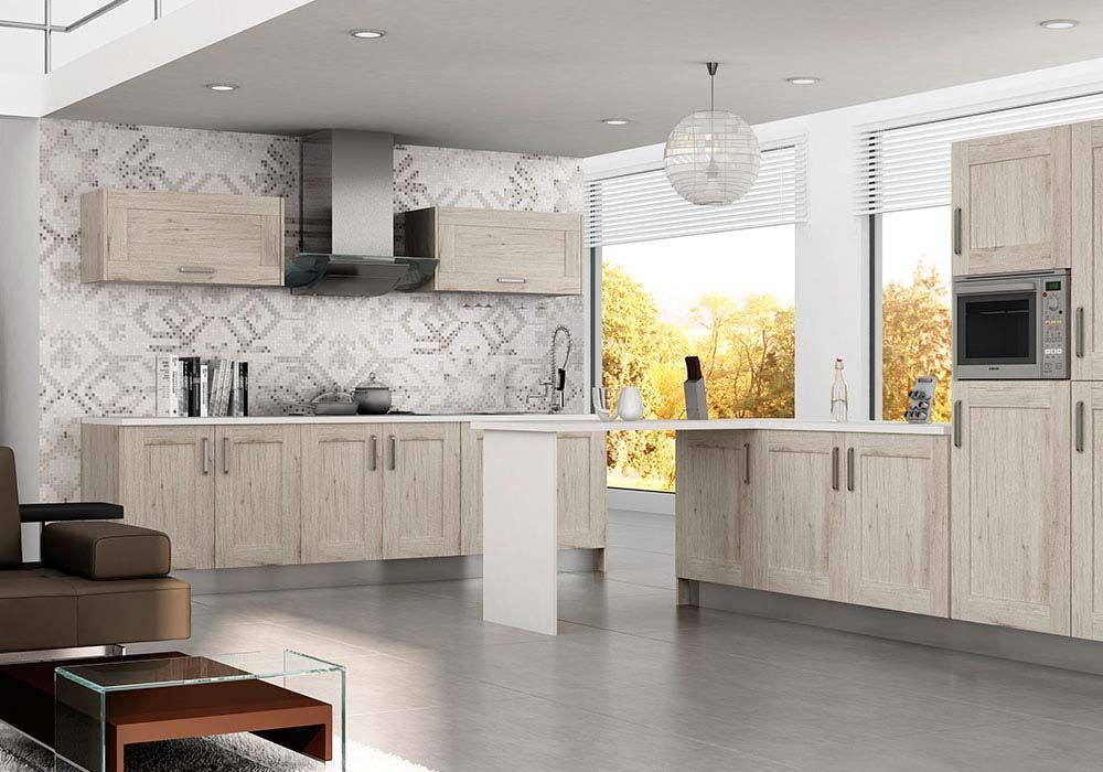 Una cocina con gabinetes de madera y electrodomésticos de acero inoxidable.