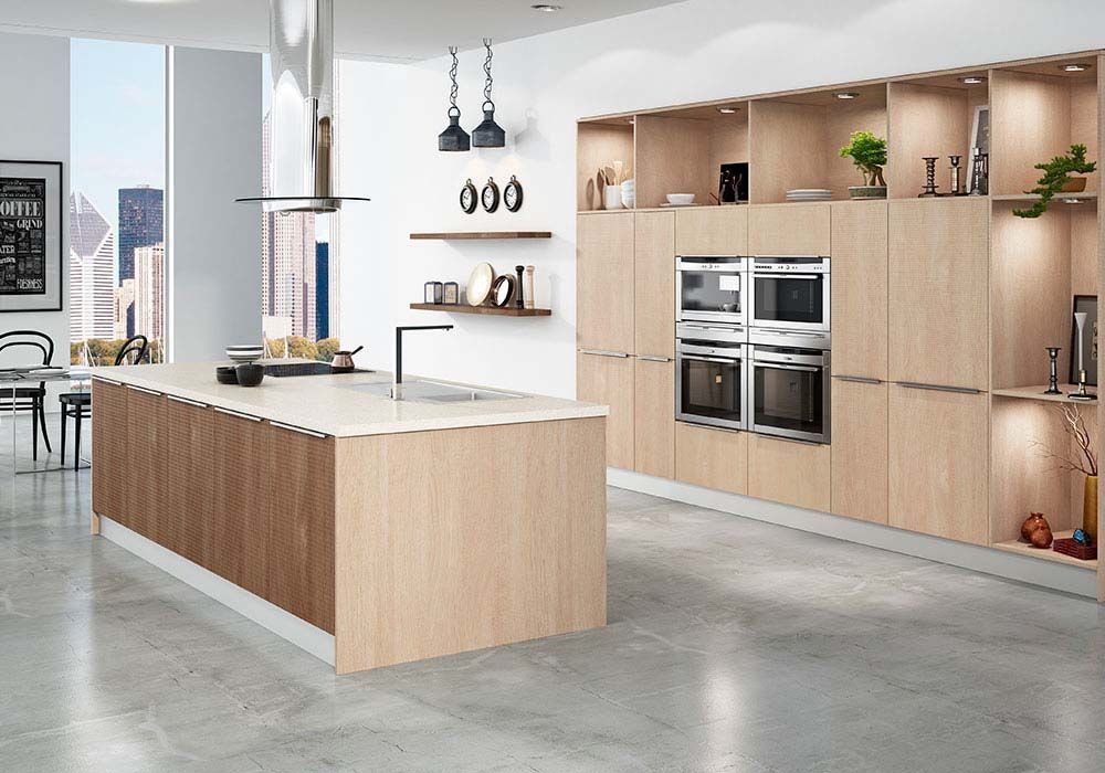 Una cocina con gabinetes de madera y electrodomésticos de acero inoxidable.