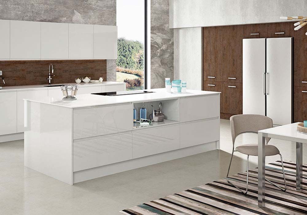 Una cocina con gabinetes blancos y una gran isla en el medio.