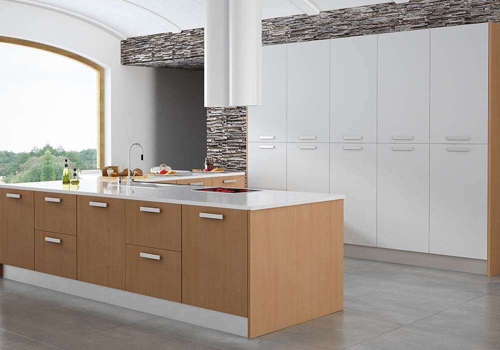 Una cocina con gabinetes de madera y una gran isla en el medio.