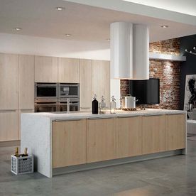 Una cocina con gabinetes de madera y una gran isla en el medio.