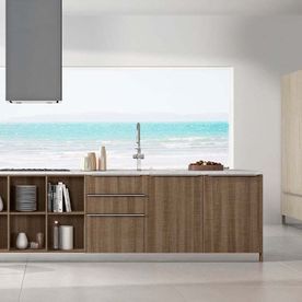 Una cocina con muebles de madera y un gran ventanal con vista al mar.