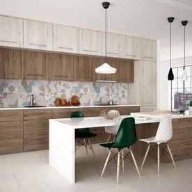 Una cocina con muebles de madera, una mesa y sillas.