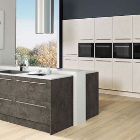 Hay una gran isla en el medio de la cocina.