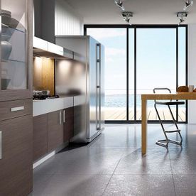 Una cocina con mesa y sillas y vista al mar.