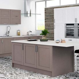 Una cocina con una gran isla en el medio.