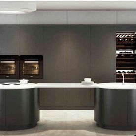 Una cocina con dos islas y una bodega.