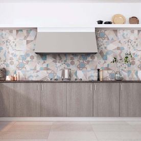 Una cocina con muebles de madera, una estufa, una campana extractora y un estante.