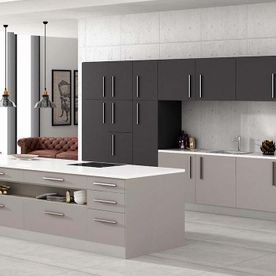 Una cocina con una gran isla en el medio y un sofá al fondo.