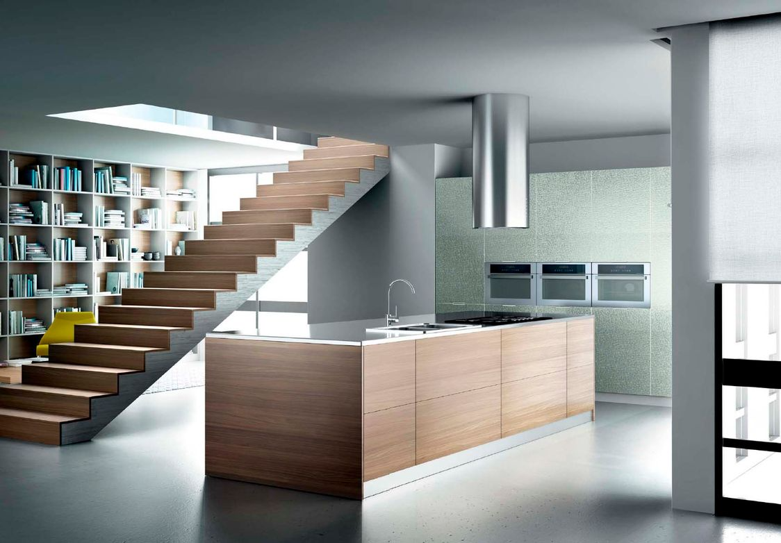 Una cocina con isla de madera y escaleras.
