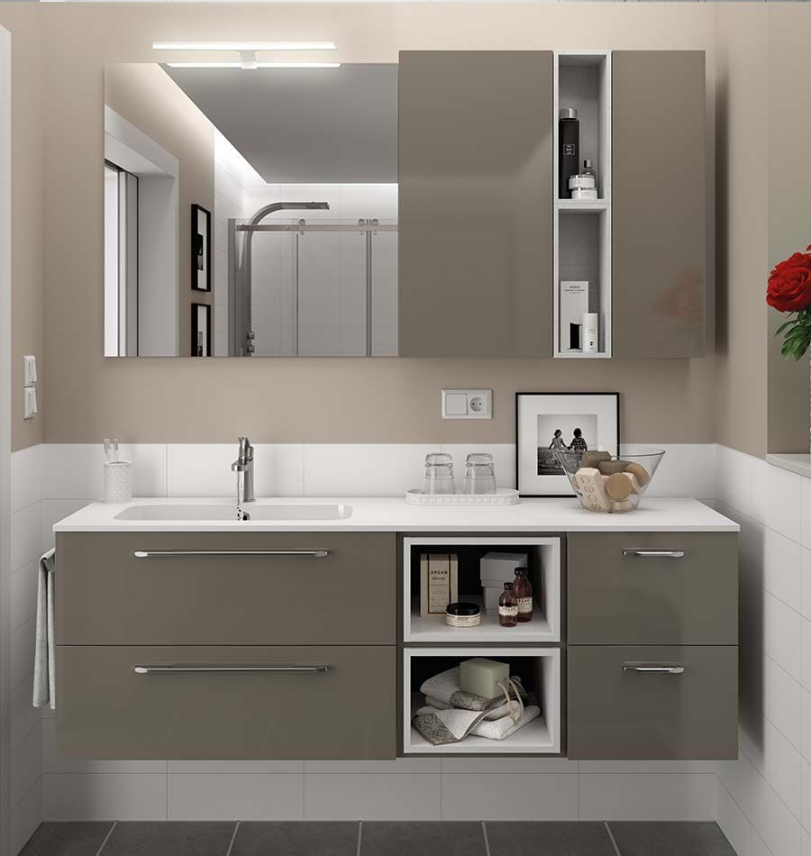 Un baño con lavabo y un espejo grande.