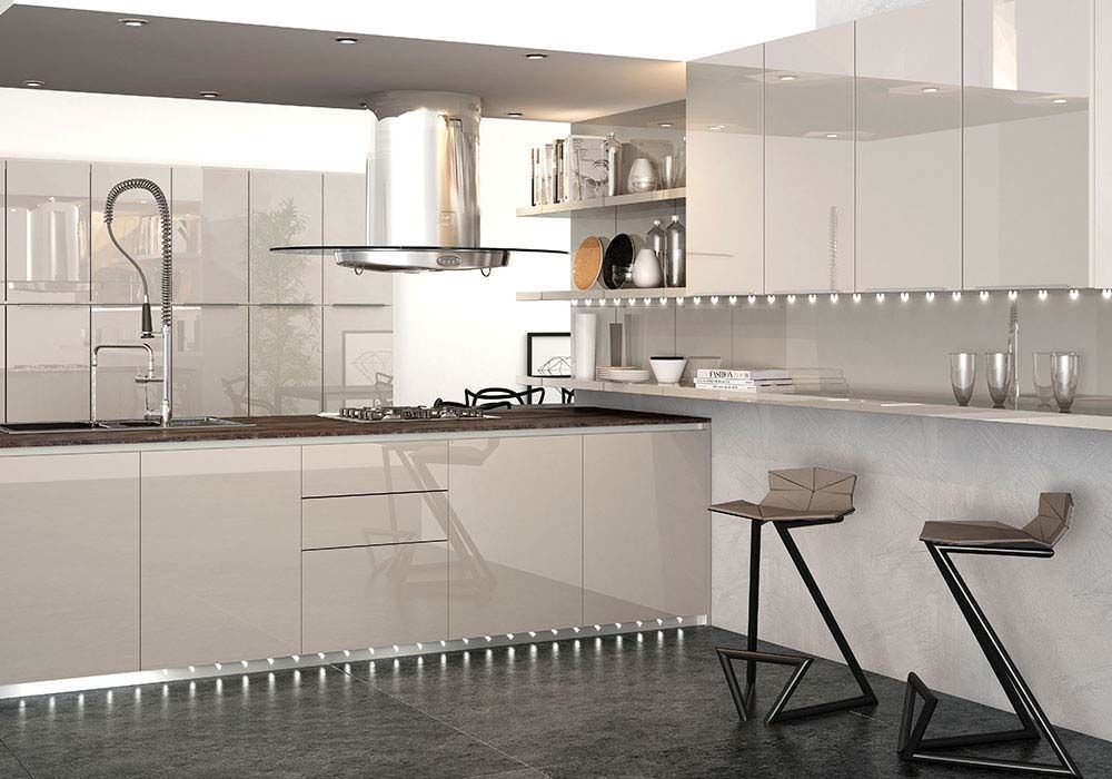 Una cocina con gabinetes blancos, un horno, un fregadero y un taburete de bar.