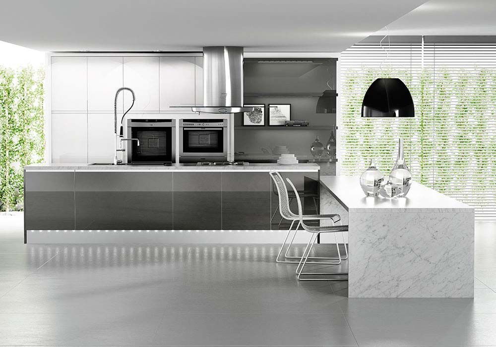 Una cocina con electrodomésticos de acero inoxidable y una gran isla.