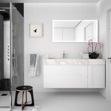 Un baño con lavabo, espejo y ducha.