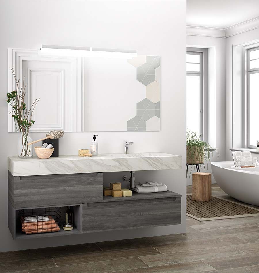 Un baño con lavabo, espejo y bañera.